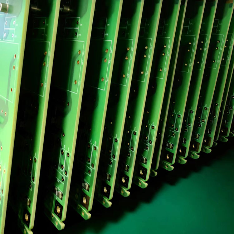 Rogers PCB는 현대 전자 제품에서 어떻게 고주파 성능을 제공합니까?